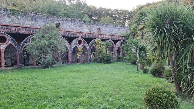L'Abbaye de Tarasteix, Kreuzgang