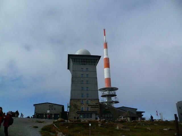 Die Sicht – und auch die Fernsicht - ist wieder O.K. - Bildmitte: Brockenhotel. Auf 5 Uhr: Wolkenhäuschen.