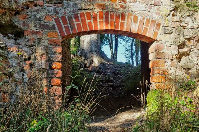 Blick aus der Kellergrube eines Nebengebäudes des Palas auf der Burgruine Anhalt