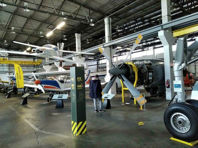 Ein Teil einer Halle - von vier Hallen: History Hangar, Hollywood Hangar, Helikopter Hangar und Jet Hangar.