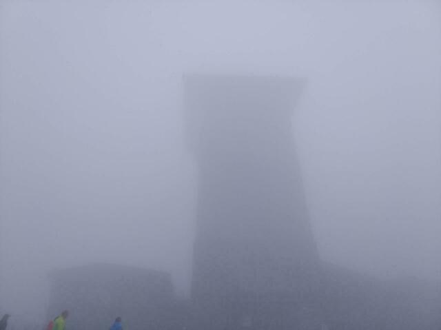 Das Brockenhotel ist im Nebel fast verschwunden.