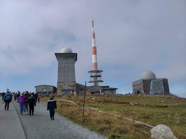 Außer der Wetterstation alles beieinander: Brockenhotel, Wolkenhäuschen, Fernsehturm und Brockenhaus.