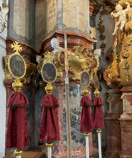 Bruderschaftsstäbe und Vortragekreuz | Foto: © Bild: Stefan Brunner CC