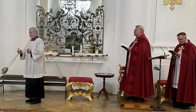 (v. l. n. r.) bei feierlicher Abschluss-Vesper Msgr. Gottfried Fellner, Wieskurat Florian Geis und Pastor Thorsten Weber | Foto: © Bild: Stefan Brunner CC