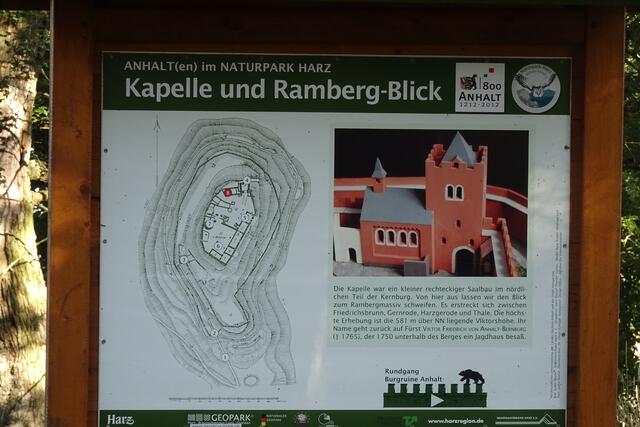 mehrere Informationstafeln sind auf der Burgruine Anhalt vorhanden