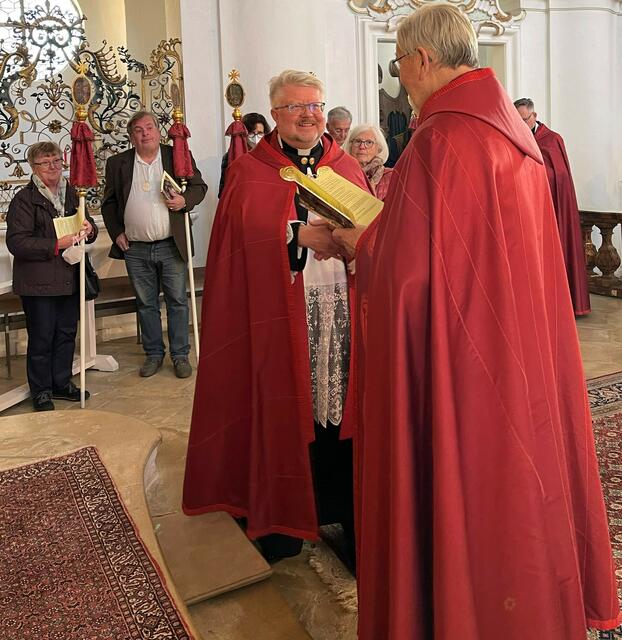 Msgr. Gottfried Fellner begrüß den neuen Wieskurat,
Bischöflich Geistlicher Rat Florian Geis als jüngstes Bruderschaftsmitglied | Foto: © Bild: Stefan Brunner CC