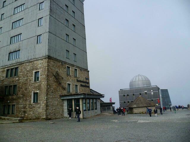Hotel Brockenherberge und Brockenhaus. Dazwischen: Das unscheinbare Wolkenhäuschen.