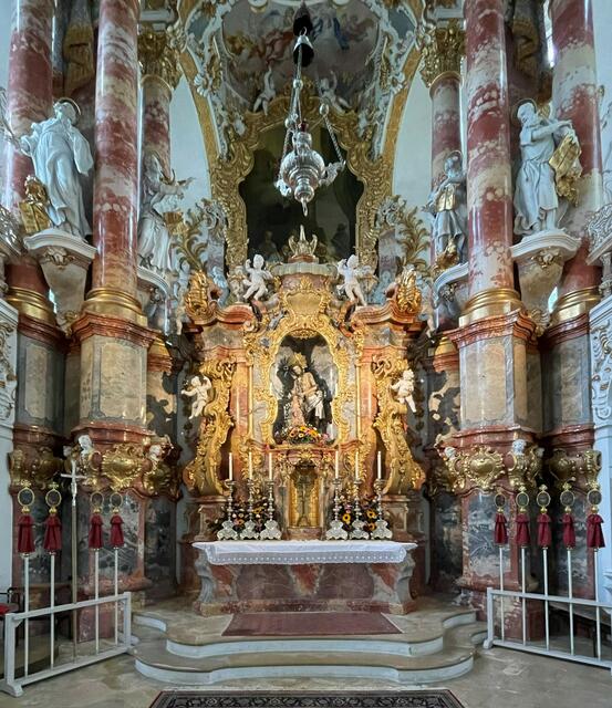 Hochaltar mit Bruderschaftsstäben und Vortragekreuz | Foto: © Bild: Stefan Brunner CC