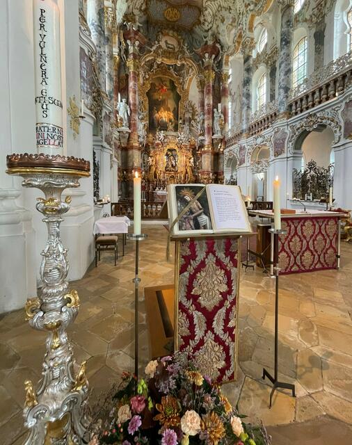 Bruderschafts-Kerze und Evangeliar vor dem Hauptaltar | Foto: © Bild: Stefan Brunner CC