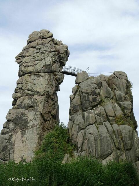 Mystische Externsteine - zum Turmfelsen (links) führt eine gebogene Brücke (Foto: Katja Woidtke) | Foto: Katja Woidtke