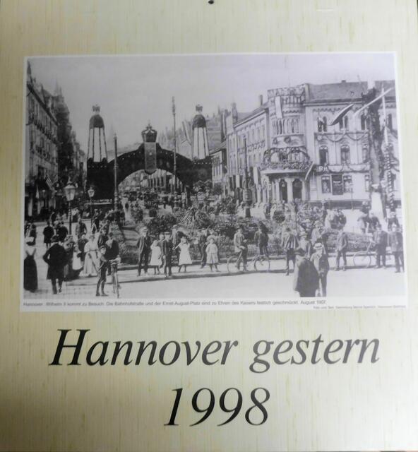 Kaiserbesuch Wilhelm II, August 1907. Ernst-August-Platz und Bahnhofstraße sind festlich geschmückt.