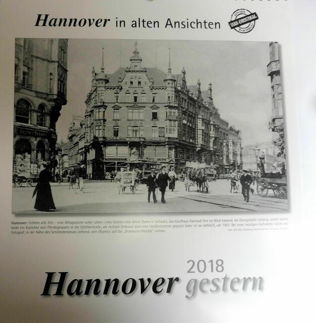 Georgstraße mit Schillerstraße, um 1907. Heute würden die beiden Herren im Vordergrund das Schillerdenkmal ansteuern.       Die Ansichtskartenbeilage entfällt.