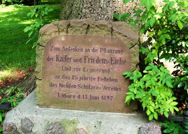Gedenkstein zu Füßen der „Kaiser- und Friedenseiche Lübars“ am Rande des einstigen Kirchhofs mit folgender Inschrift:
„Zum Andenken an die Pflanzung
der Kaiser- und Friedens-Eiche.
Und zur Erinnerung an das 25jährige Bestehen
des hiesigen Schützen-Vereins.
Lübars den 13. Juni 1897“