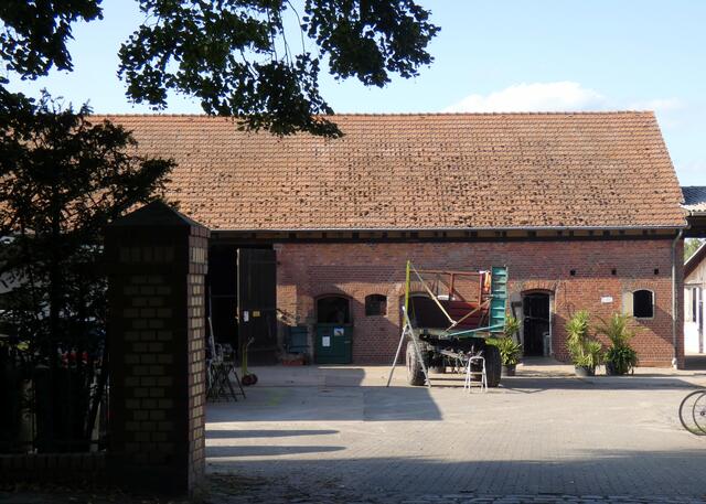 Einer der noch funktionierenden Bauernhöfe (Reiterhof Qualitz auf der Nordseite des Dorfangers)