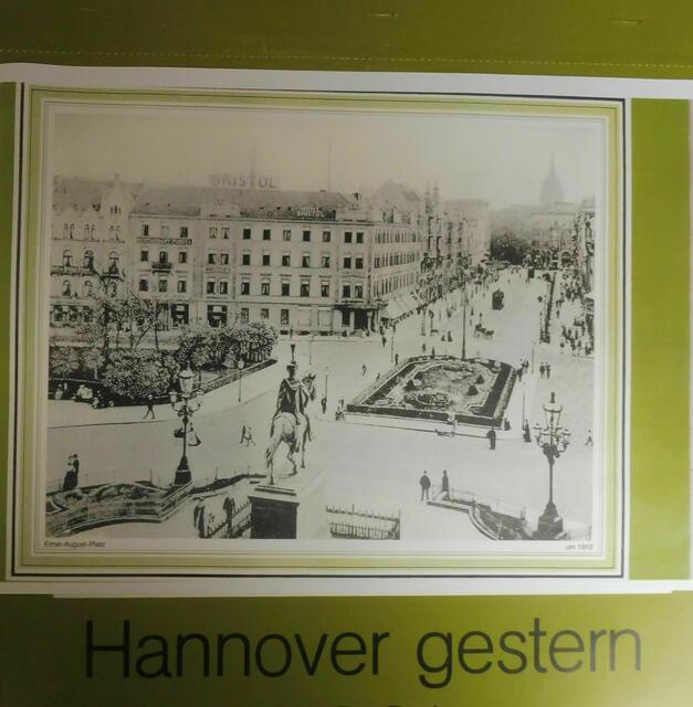 Ernst-August-Platz, um 1910. Vom Kalender 1982 besitzt der Berichterstatter nur lose Blätter, die aber vollständig sind.