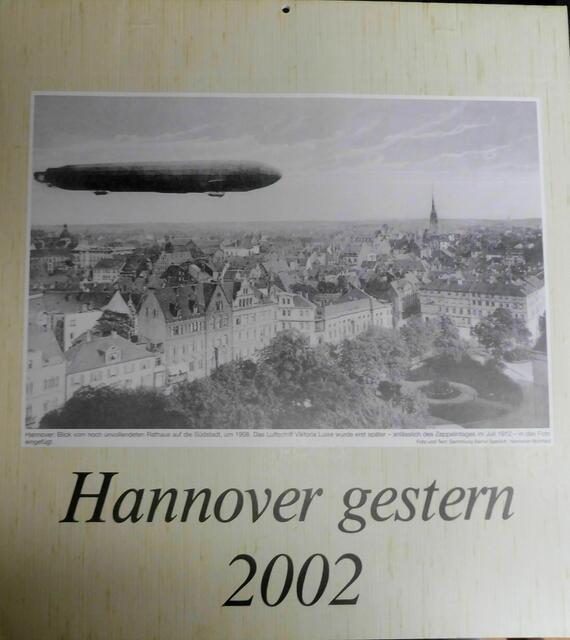 Blick vom noch nicht fertiggestellten Rathaus auf die Südstadt, um 1908. Der Zeppelin dürfte in das Bild eingefügt worden sein.