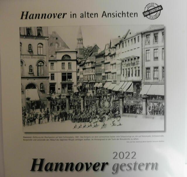 Ablösung der Wachposten auf dem Schlossplatz, 1887. Im Hintergrund ist der Turm der Kreuzkirche zu sehen.