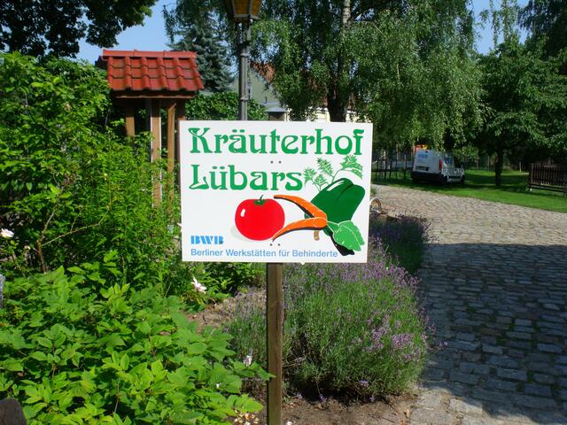 Gemüse- und Kräuterhof mit hofeigenem Laden. Betrieben von den Berliner Werkstätten für Menschen mit Behinderung werden hier auf ca. 2 Hektar Obst und Gemüse nach biologischen Richtlinien angebaut. Angeboten werden auch hofeigene Eier, Blumensträuße, Konfitüre, Chutneys, Lavendelbeutel und Topfpflanzen.