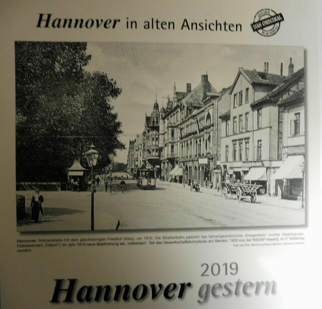 Nikolaistraße mit dem gleichnamigen Friedhof (links), um 1910.
