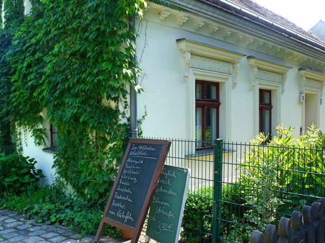 Kräuter- und Gemüsehof, die Tafeln zeigen die angebotene Ware an.