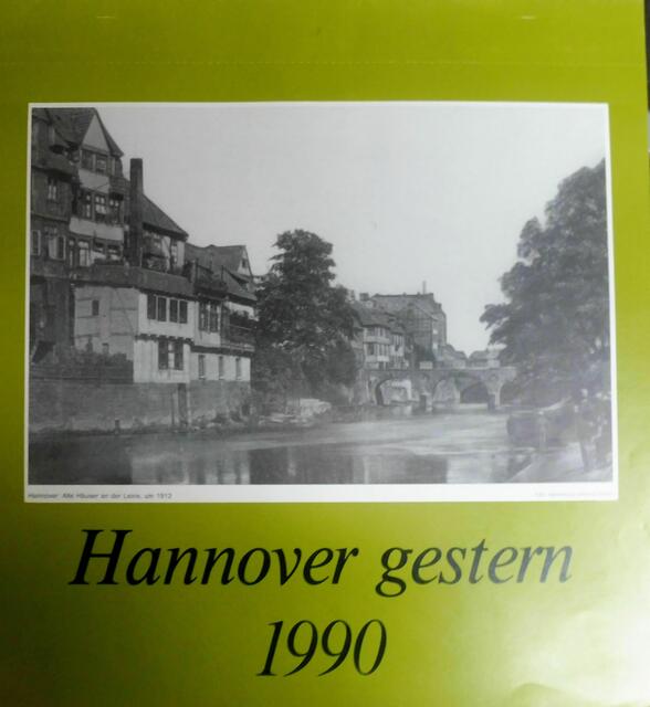 Alte Häuser an der Leine in Blickrichtung Marstallbrücke, um 1912.