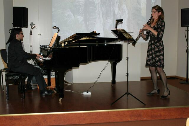 Heike Mayr-Hof (rechts) und Pablo Diez Teresa spielten das „Concerto“ von Oskar Navarro. Dieses 18-minütige Konzertstück wurde bisher nur selten aufgeführt und die Interpretation der beiden Künstler beeindruckte das Publikum.