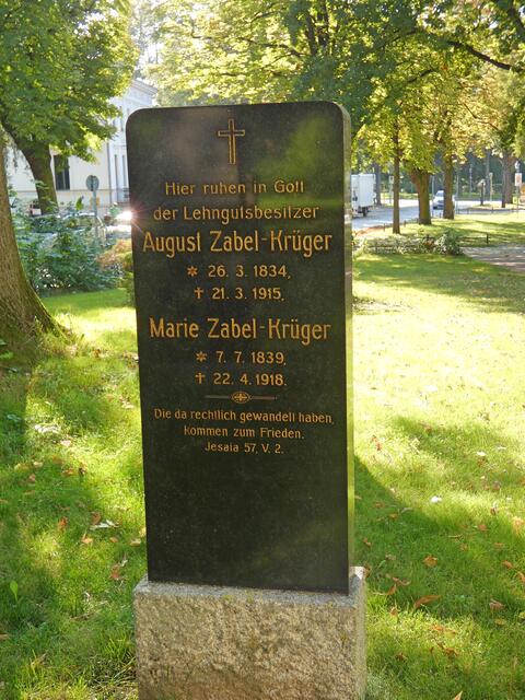 Grabmal des Lehngutsbesitzers Zabel-Krüger auf dem Dorfanger vor der Dorfkirche. Nach ihm wurde ua. der
Zabel-Krüger-Damm benannt.