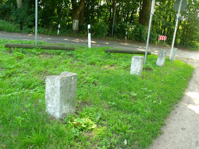 Hier war früher die Welt zuende - ehemaliges Grenzgebiet Schildower Weg am Ortsende von Lübars an der Blankenfelder Chaussee. Heute kann man von Lübars aus nach Blankenfelde, Französisch Buchholz/Pankow uä. durchfahren.