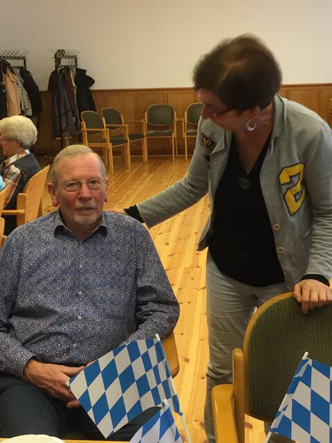 Claudine Scharfenberg gratuliert Horst Schmikowski zum 80 Geburtsstag