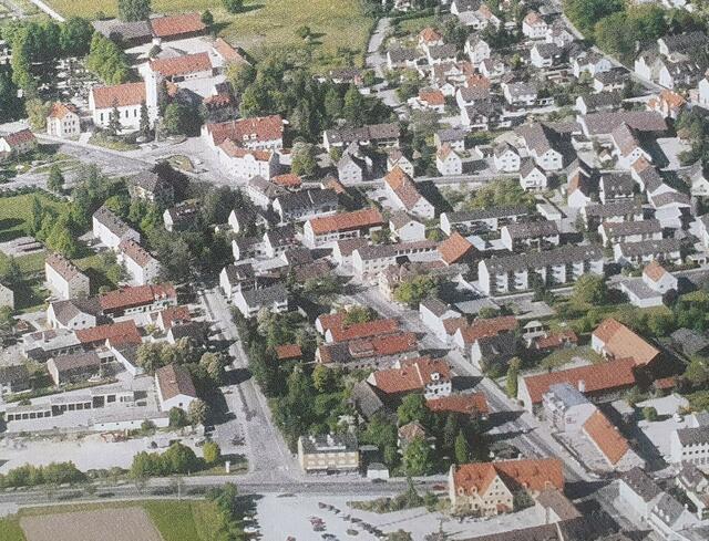 Das Lufbild aus dem Jahr 1987 zeigt die Donauwörther Straße von der Rathauskreuzung (unten rechts) bis zum Kirchplatz (oben links). Die Häsuer der heutigen Potenzialfläche („Loch) standen damals natürlich noch.
Das Bild stammt aus dem Buch „Blick auf Augsburg-Land“ (1988).
