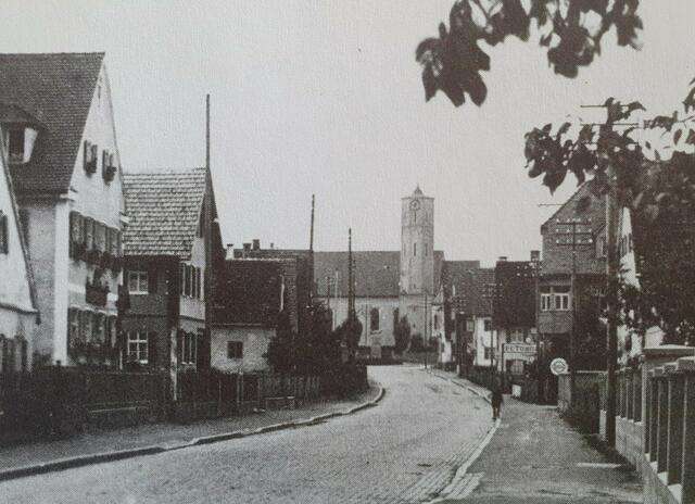 Dieses Bild stammt ca. aus dem Jahr 1950, also fünf Jahre nach dem Kriegsende. Als Orientierungspunkt dient wieder der Erker rechts, der zum Cafe Dembinsky gehört.
Das Bild stammt aus dem Buch „Gersthofen wie es früher war“ (1987)