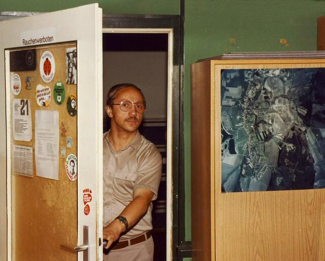 1990, Ecki betritt sein Labor. Die Fenster sind abgeklebt, damit kein Licht die Belichtung der Negative beeinflussen kann.