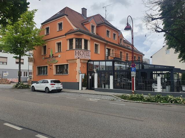 Das Haus an der Ecke Donauwörther Straße/Rotkreusstraße war lange als Cafe Dembinsky bekannt. Später wurde es dann zur „Pizzeria Bel Mare“, zur „Kuhbar“ (oder so ähnlich“ und schließlich zum „Hotel Villa Toscana“. Ursprünglich war der Hausname „Beim Bader-Hans“.