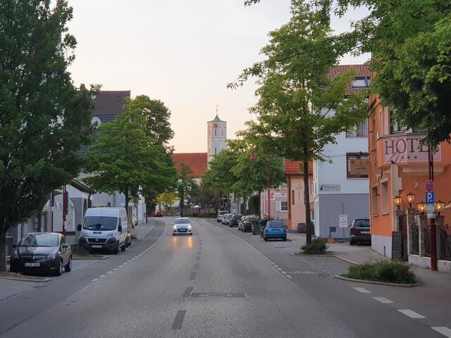 So stellt sich die Situation heute dar. Die Straße konnte nach dem Bau der Umgehungsstraße zurückgebaut werden und hat durch die Anpflanzung von Bäumen auf beiden Seiten sicherlich gewonnen (für Fotografen sind diese dagegen weniger gut geeinigt).
