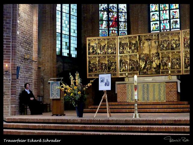 Altar mit Pfarrerin der Marktkiche