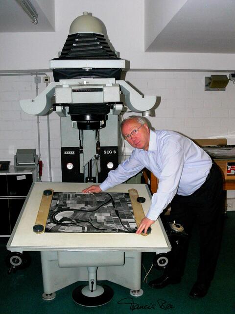 2010: Eckard Schrader in seinem "Reich" und dem SEG 6. Die Geräte wurden nach der Schließung des Fotolabors an eine weiterbildende Schule abgegeben.
