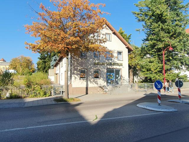 Eines der wenigen verbliebene Haus in dieser Straßenflucht auf der Westseite ist die frühere „adrett-Reinigung“, der Donauwörther Straße 14.