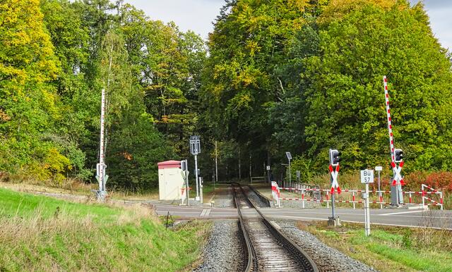 Haltepunkt am Sternhaus - Haferfeld mit Bahnübergang (L 243)