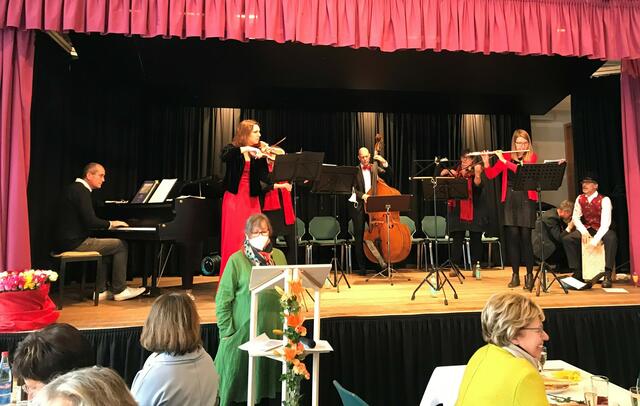Musikalischen Hochgenuss bei der Feier im Pfarrzentrum boten die Jakobplayers unter der Leitung von Andrea Schmid