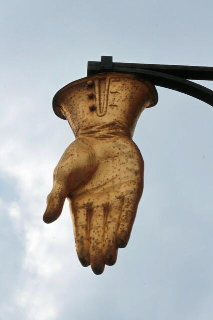 Zeichen der 1686 von J.P.Gills und J.Mengin gegr. Handschuhmanufaktur an der Ecke Goethestr./Bahnhofsplatz