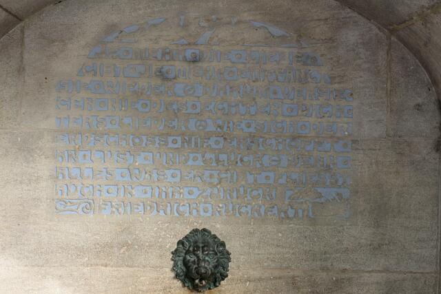 „JE MEHR DIE LIEBE
GIBT JE MEHR EMPFÄNGT
SIE WIEDER. DARUM VERSIE-
GEN NIE DES ECHTEN DICH-
TERS LIEDER. WIE SICH DER
ERDSCHOSS NIE ERSCHÖPFT
AN LUST UND GLÜCK. DENN
ALLES WAS ER GIBT FLIESST
AUCH IN IHN ZURÜCK.
FRIEDRICH RÜCKERT“