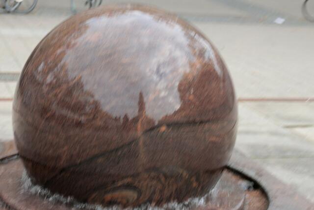 In Donauwörth haben wir auch so ein, sich drehenden Marmorkugel