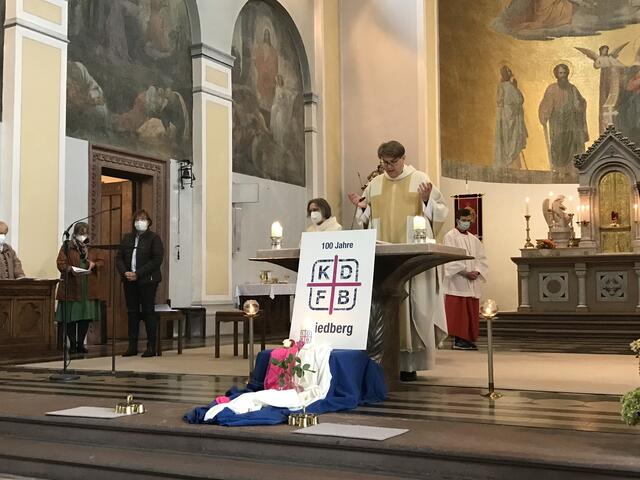 Stadtpfarrer Steffen Brühl zelebrierte den feierlichen Gottesdienst zum Jubiläum