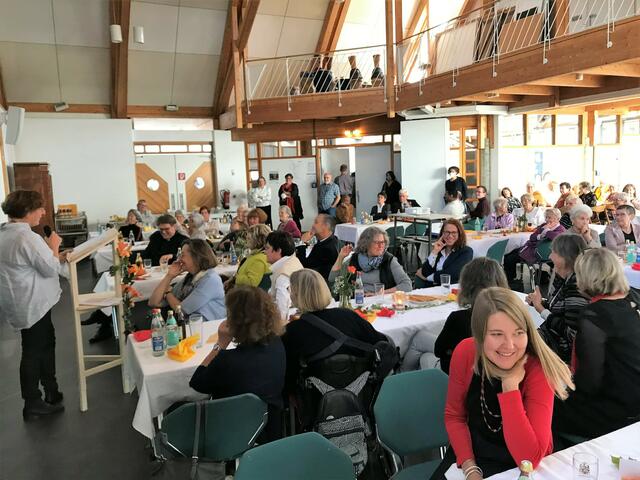 Beste Unterhaltung: Bei der Feier im Pfarrzentrum präsentierten die Vorstandsmitglieder des Friedberger Frauenbunds die Arbeit der vergangenen Jahrzehnte – und amüsierten die Gäste köstlich.