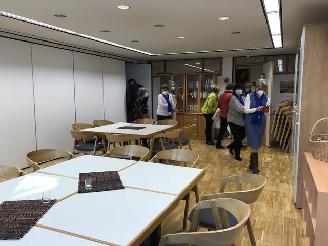 Frisch renoviert präsentiert sich der Gruppenraum des Frauenbundes im Pfarrzentrum und stößt auf großes Interesse bei den Gästen