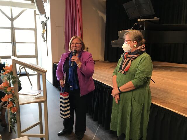 Gratulation auch von Monika Knauer, Diözesanvorsitzende des KDFB Diözesanverbands Augsburg