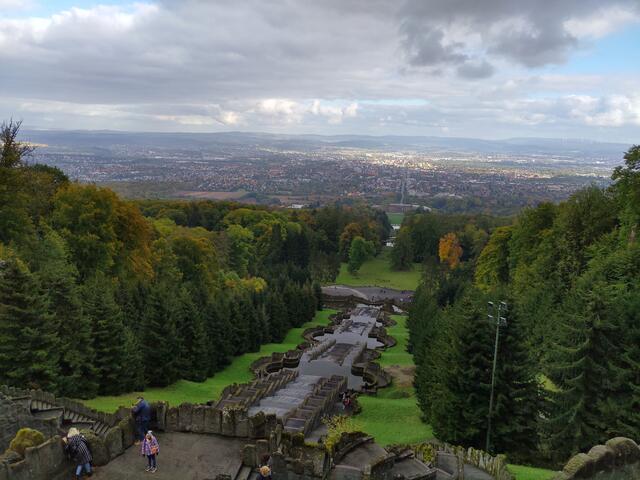 Blick vom Herkulesgelände im UNESCO-Weltkulturerbe Bergpark Wilhelmshöhe. Noch prägen weiter oben ausgedehnte PKW-Parkplätze das Bild