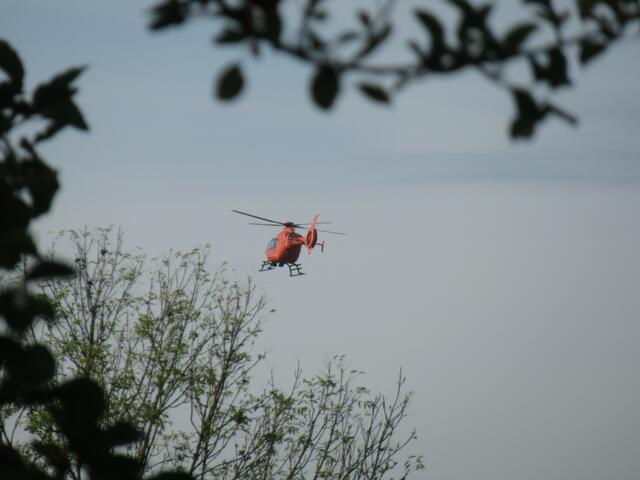 Das Original-Foto ... der Hubschrauber ist schon mindestens 3 Gärten weiter und wird in weniger als 3 Minuten am Korbacher Krankenhaus landen ...