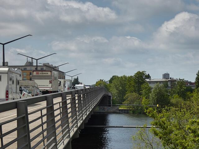 Wasserstadtbrücke in Hakenfelde/Haselhorst. Von der Brücke selbst hat man einen weiten Ausblick über die Havel. Auf der Brücke werden derzeit alle möglichen Baufahrzeuge, Wohnwagen u.ä. abgestellt, so dass sie nicht sehr einladend wirkt. Es ist geplant, den Mittelstreifen als Straßenbahntrasse zu nutzen, um für das neu erstandene Quartier Havelspitze eine bessere Anbindung zu schaffen.