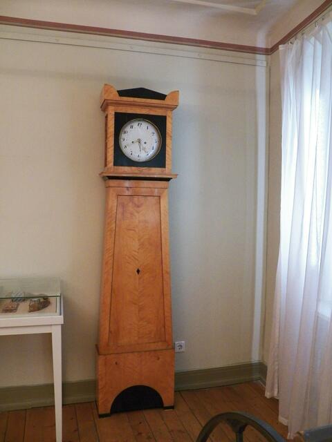 eine alte Standuhr